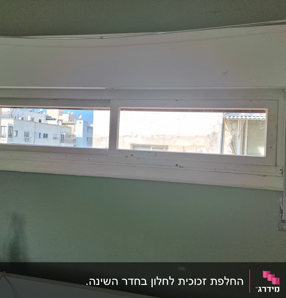 חלון זכוכית עם נוף עירוני ברקע